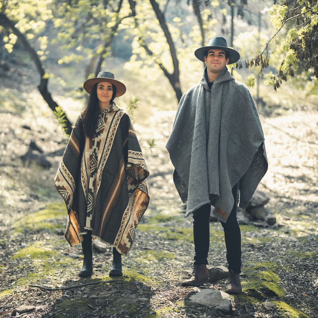 PONCHOS Y SOMBREROS